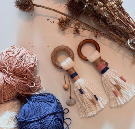 Peças artesanais em fios de algodão, madeira e cores suaves