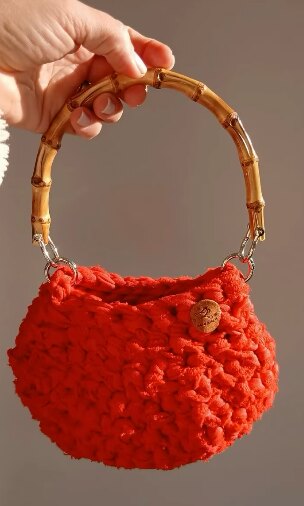 Bolsa de croché vermelha com alça de bambu
