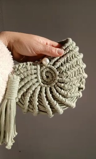 Bolsa de macramé verde-clara feita à mão